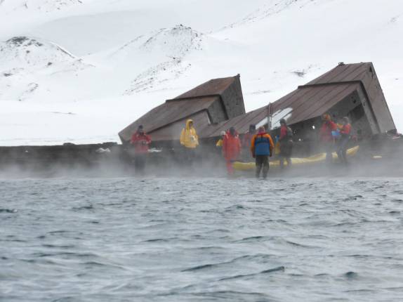 Na praia o vapor da água quente de origem vulcânica em Deception Island, na Antártida